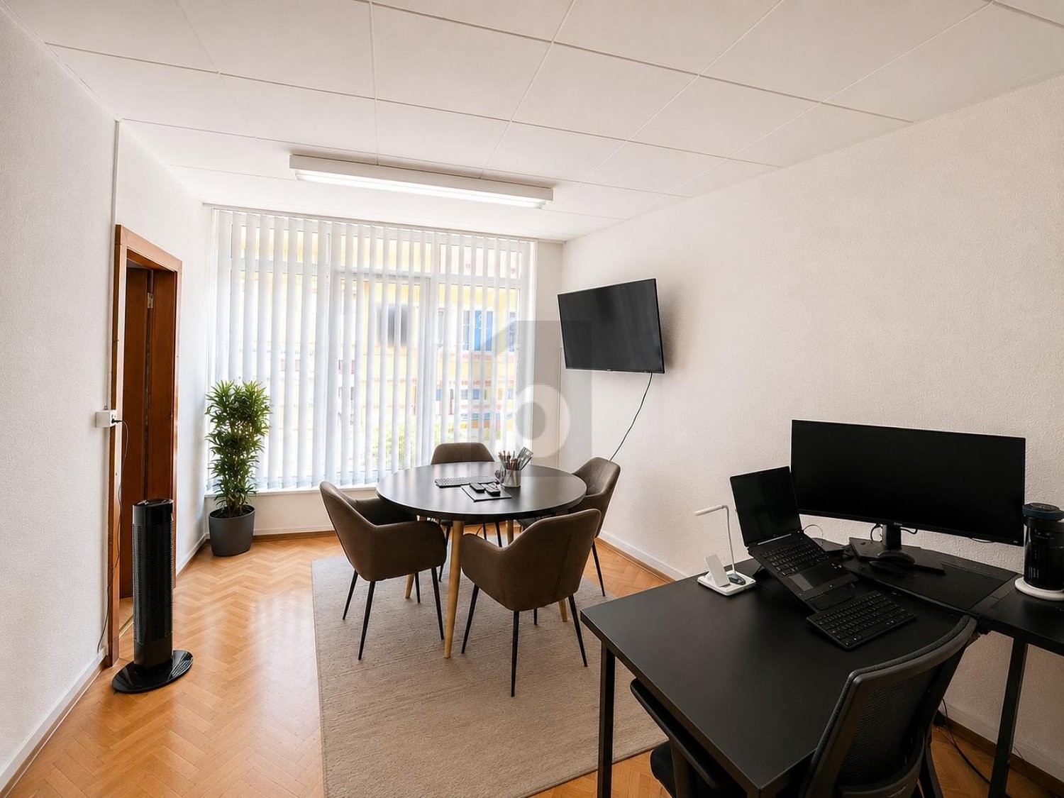 140m² office