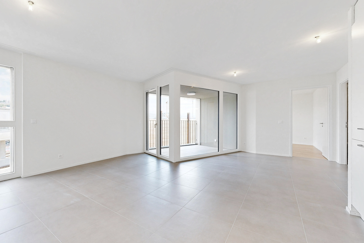 3 ½ Zimmer Wohnung
3.5-Zimmer-Wohnung im 2. Stock an der Rue du Chêne 39 in Renens.
Sie setzt sich wie folgt zusammen:
- 2 Schlafzimmer
- eine voll ausgestattete und offene Küche
- ein Badezimmer + WC mit Waschmaschinen-/Tumbler-Turm
- ein separates WC
- zwei Balkone
- ein Keller
Verfügbar ab de, Foto 2 von 5