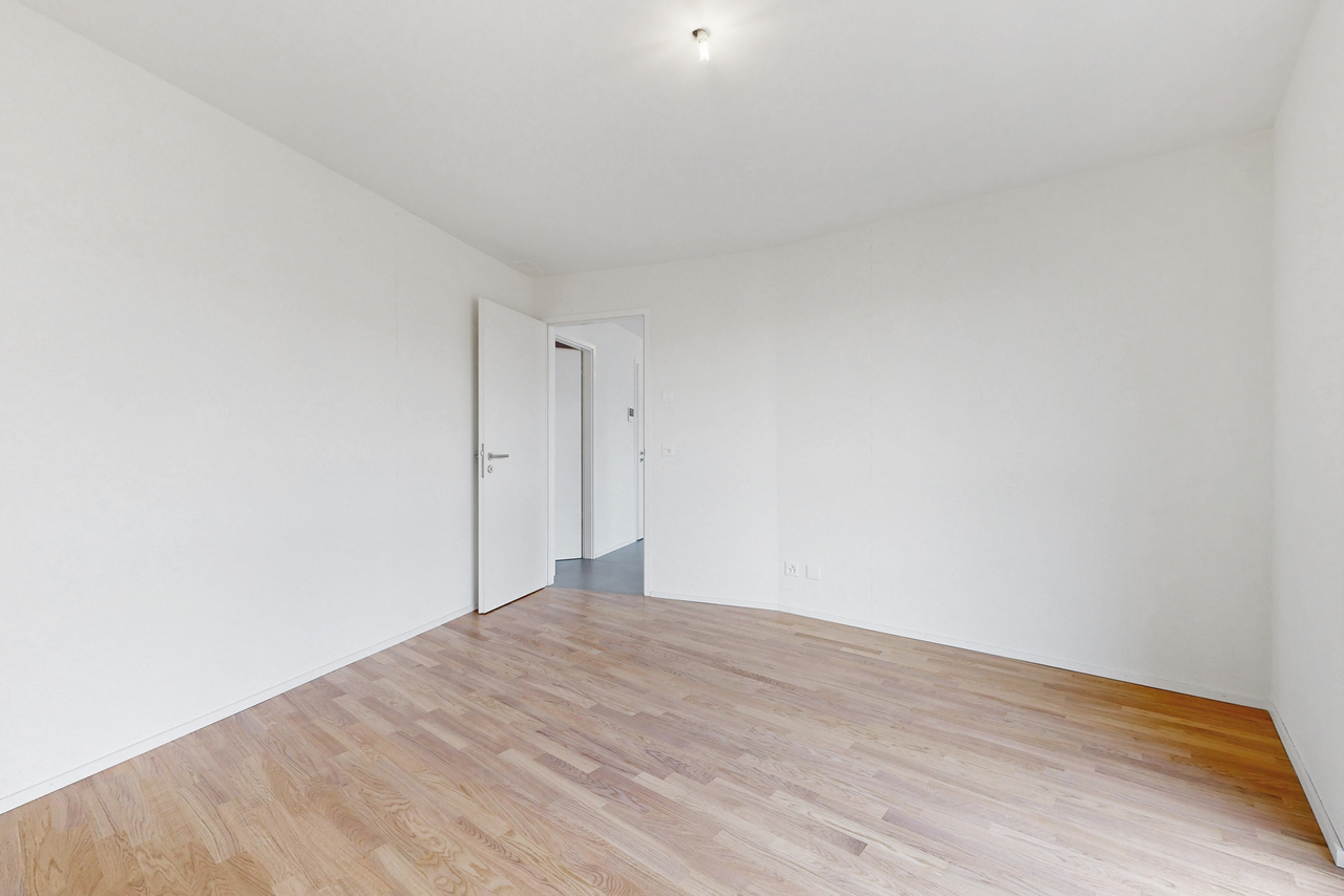 3 ½ Zimmer Wohnung
3.5-Zimmer-Wohnung im 2. Stock an der Rue du Chêne 39 in Renens.
Sie setzt sich wie folgt zusammen:
- 2 Schlafzimmer
- eine voll ausgestattete und offene Küche
- ein Badezimmer + WC mit Waschmaschinen-/Tumbler-Turm
- ein separates WC
- zwei Balkone
- ein Keller
Verfügbar ab de, Foto 4 von 5