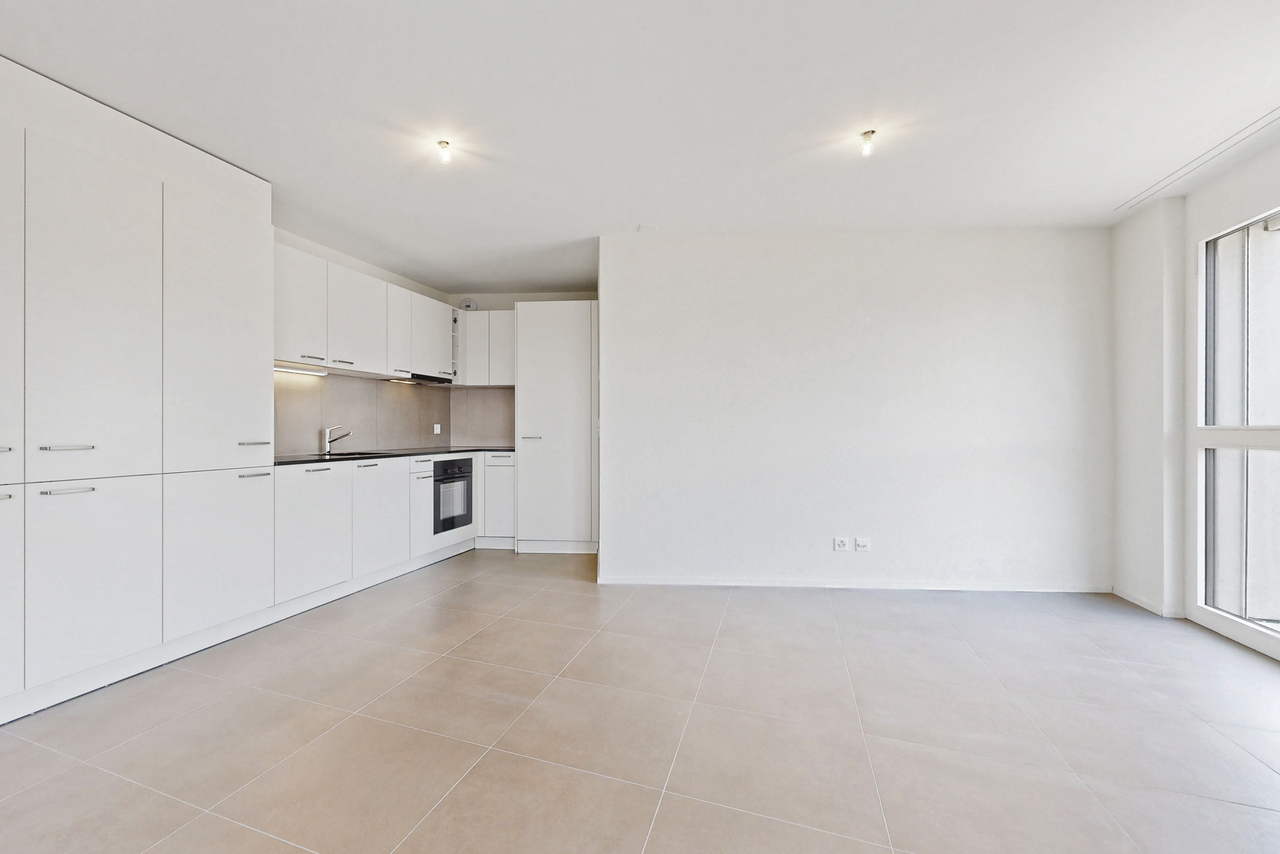 3 ½ Zimmer Wohnung
3.5-Zimmer-Wohnung im 2. Stock an der Rue du Chêne 39 in Renens.
Sie setzt sich wie folgt zusammen:
- 2 Schlafzimmer
- eine voll ausgestattete und offene Küche
- ein Badezimmer + WC mit Waschmaschinen-/Tumbler-Turm
- ein separates WC
- zwei Balkone
- ein Keller
Verfügbar ab de, Foto 1 von 5