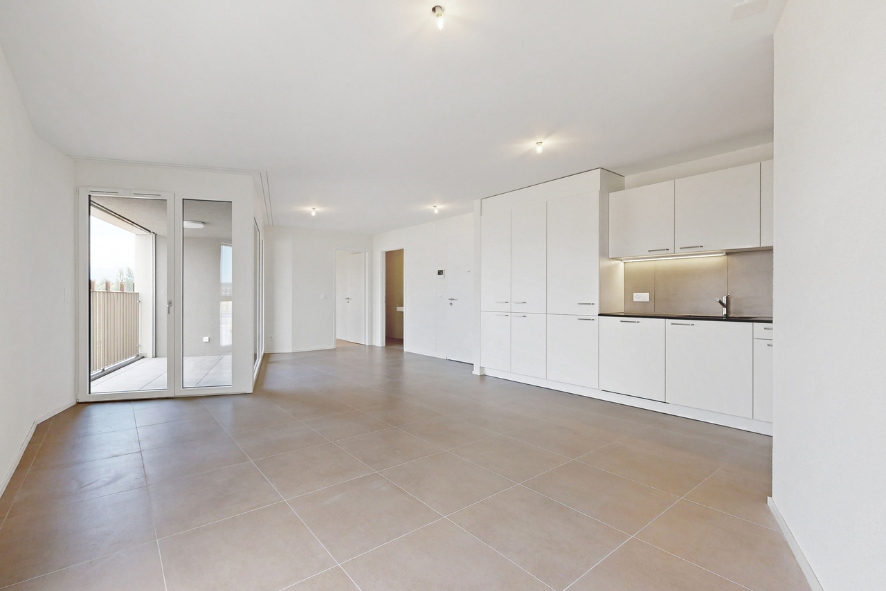3 ½ Zimmer Wohnung
3.5-Zimmer-Wohnung im 2. Stock an der Rue du Chêne 39 in Renens.
Sie setzt sich wie folgt zusammen:
- 2 Schlafzimmer
- eine voll ausgestattete und offene Küche
- ein Badezimmer + WC mit Waschmaschinen-/Tumbler-Turm
- ein separates WC
- zwei Balkone
- ein Keller
Verfügbar ab de, Foto 3 von 5