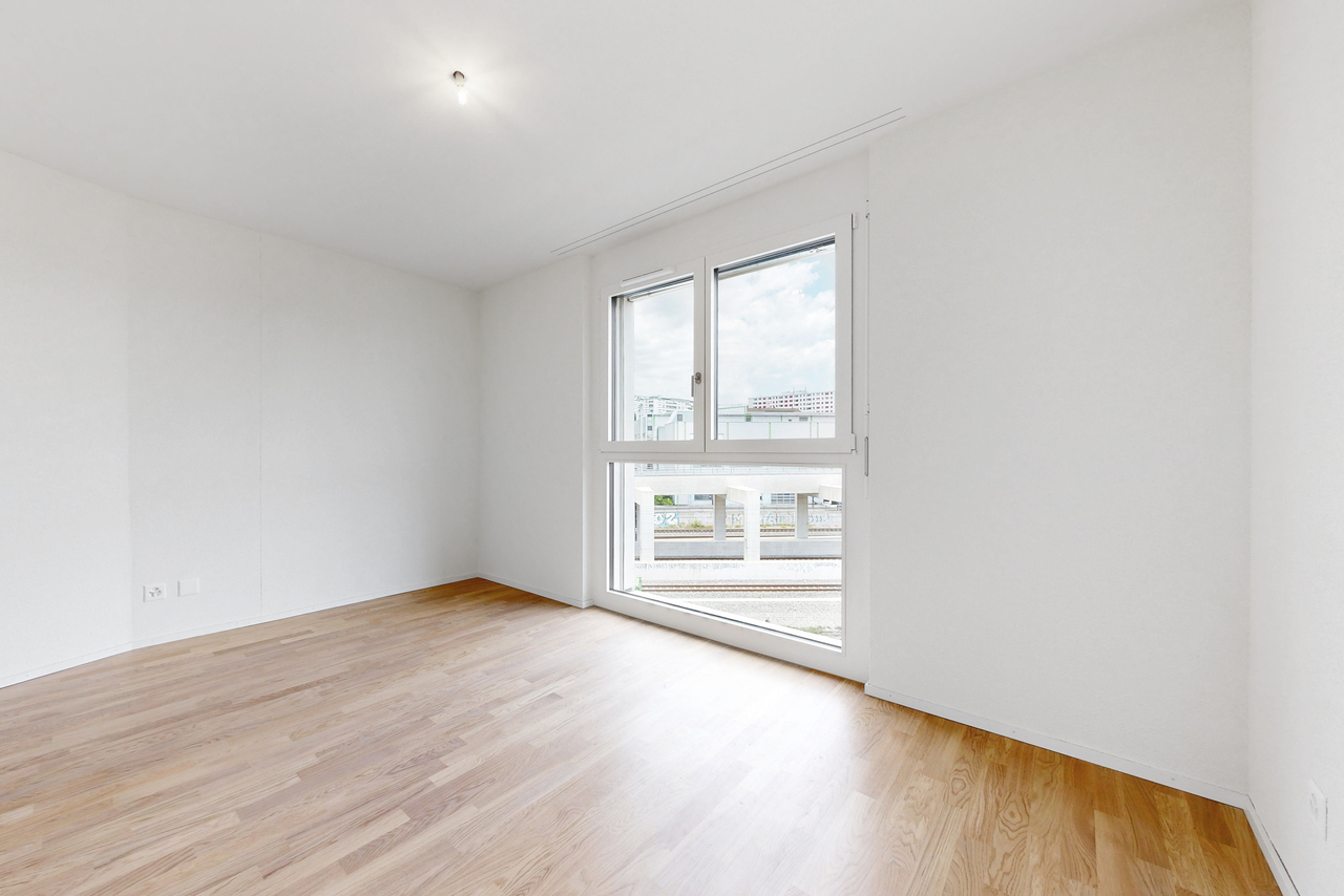 3 ½ Zimmer Wohnung
3.5-Zimmer-Wohnung im 2. Stock an der Rue du Chêne 39 in Renens.
Sie setzt sich wie folgt zusammen:
- 2 Schlafzimmer
- eine voll ausgestattete und offene Küche
- ein Badezimmer + WC mit Waschmaschinen-/Tumbler-Turm
- ein separates WC
- zwei Balkone
- ein Keller
Verfügbar ab de, Foto 5 von 5