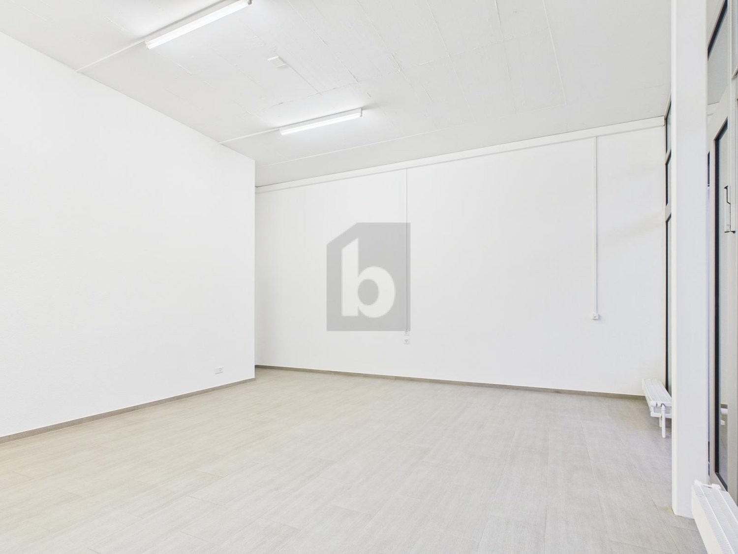 26m² shop