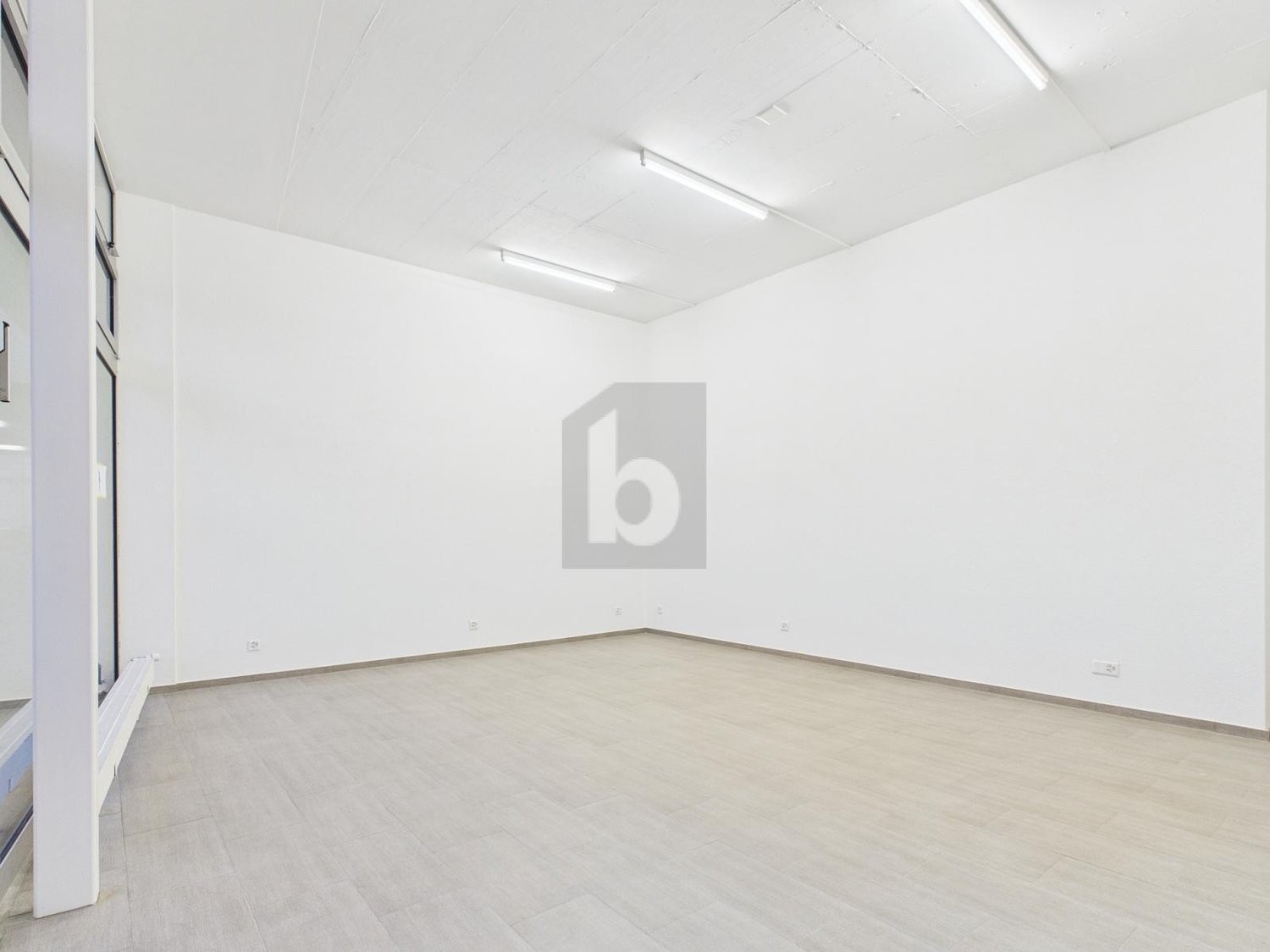 26m² shop