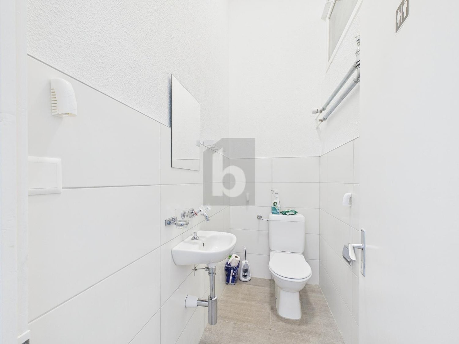 26m² shop