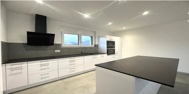 4 ½ Zimmer-Wohnung","description":"Zu vermieten: moderne 4,5-Zimmer-Wohnung, Rue Auguste-Quiquerez 80 in Delémont. Die Wohnung befindet sich im dritten Stock mit Lift. Sie umfasst einen schönen Balkon, eine moderne Küche und schöne Zimmer. Das Badezimmer ist mit Waschmaschine und Wäschetrockner ausg, Foto 1 von 5