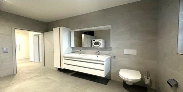 4 ½ Zimmer-Wohnung","description":"Zu vermieten: moderne 4,5-Zimmer-Wohnung, Rue Auguste-Quiquerez 80 in Delémont. Die Wohnung befindet sich im dritten Stock mit Lift. Sie umfasst einen schönen Balkon, eine moderne Küche und schöne Zimmer. Das Badezimmer ist mit Waschmaschine und Wäschetrockner ausg, Foto 5 von 5