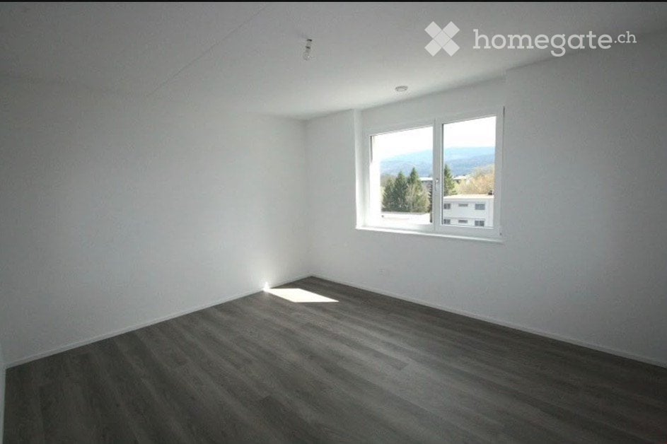 4 ½ Zimmer-Wohnung","description":"Zu vermieten: moderne 4,5-Zimmer-Wohnung, Rue Auguste-Quiquerez 80 in Delémont. Die Wohnung befindet sich im dritten Stock mit Lift. Sie umfasst einen schönen Balkon, eine moderne Küche und schöne Zimmer. Das Badezimmer ist mit Waschmaschine und Wäschetrockner ausg, Foto 3 von 5