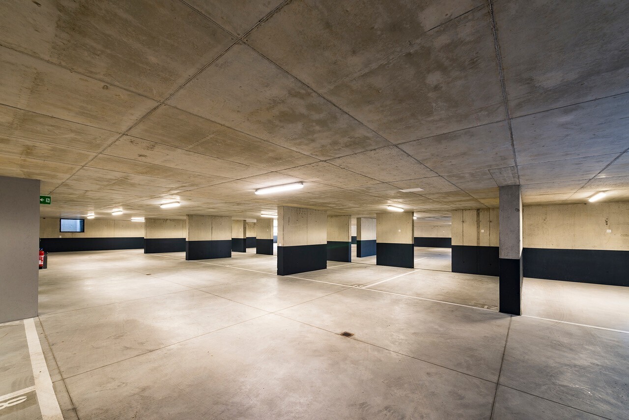 Überdachter Parkplatz, Foto 1 von 2