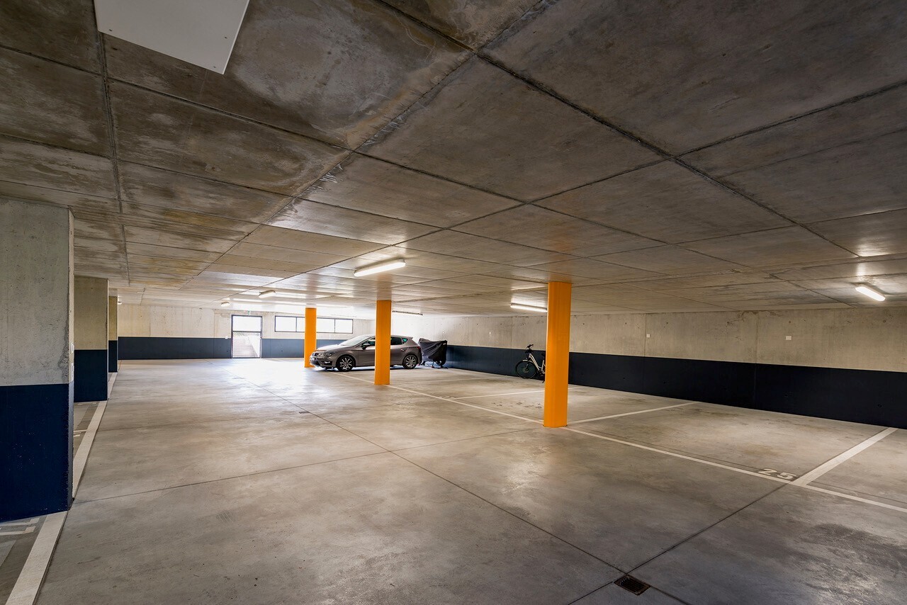 Überdachter Parkplatz, Foto 2 von 2