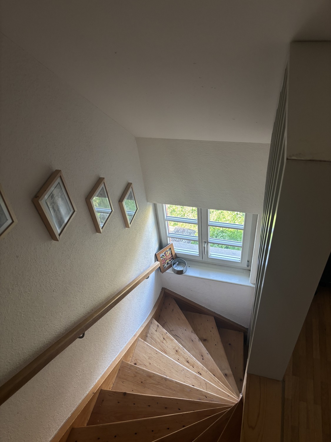 Zimmer in einer Wohngemeinschaft

Ich ziehe leider aus diesem gemütlichen Haus mit einem hellen und sonnigen Zimmer aus. Das Haus verfügt über einen großen Garten zur Mitbenutzung sowie Küche und Wohnbereich im Erdgeschoss. So haben Sie Ihre eigene Ruhe im zweiten Stock.

Für weitere Informationen z
