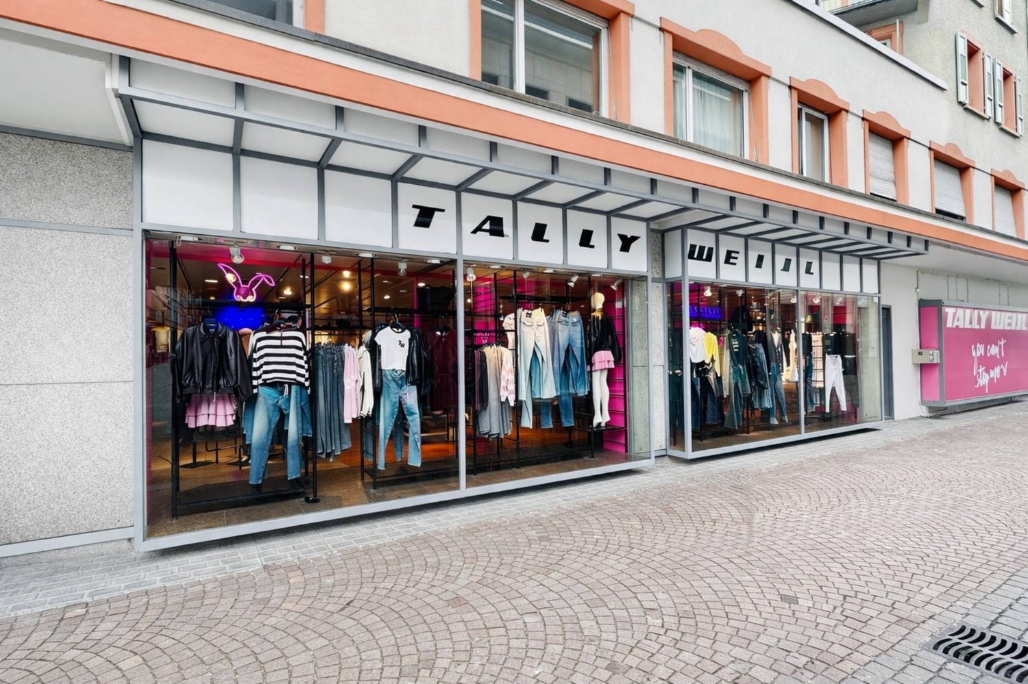 451m² arcade