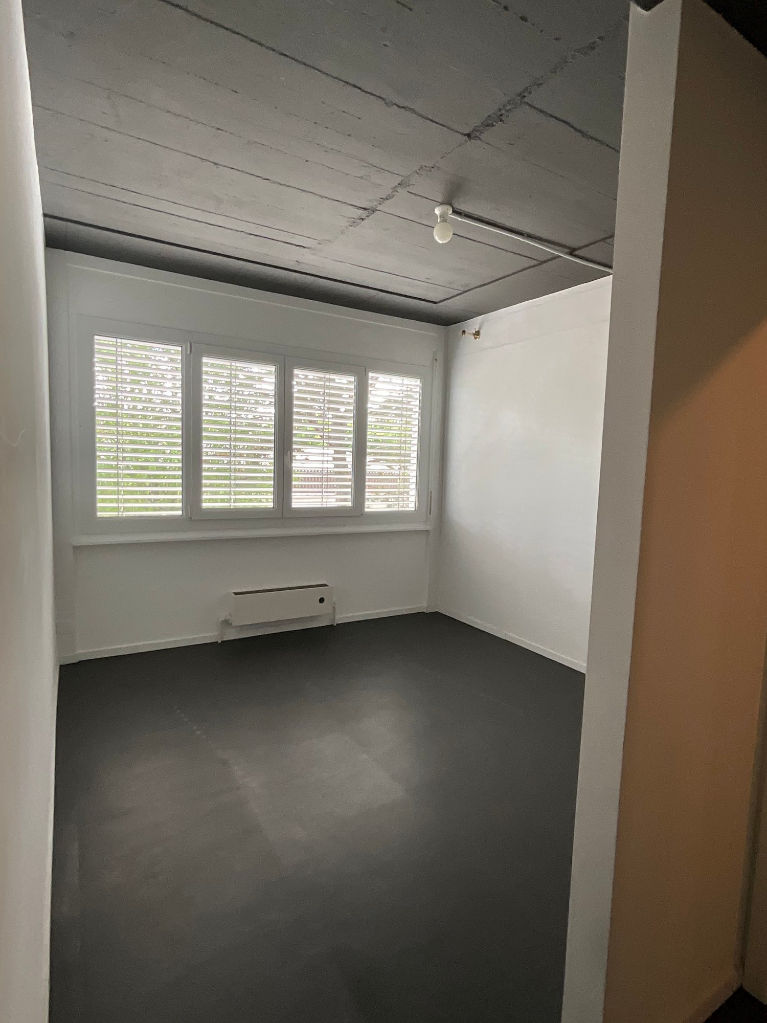 Büro

Gelegen in Préverenges 4, 1026 Denges, bietet diese geräumige Gewerbefläche von ca. 120 m² eine grosse, helle Fläche, ideal für Büros oder eine gewerbliche Tätigkeit.

Die Fläche profitiert von einer ausgezeichneten Erreichbarkeit dank direktem Zugang zum Warenlift, was Lieferungen und den Tra