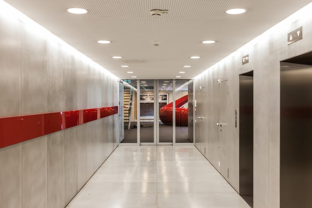 2000m² office