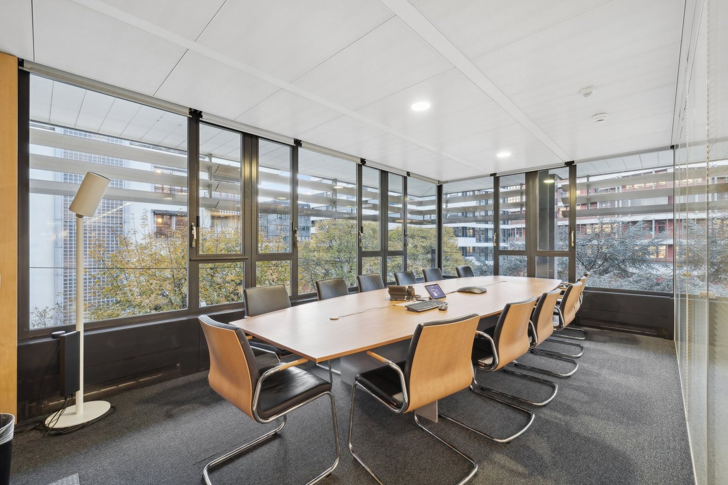2000m² office