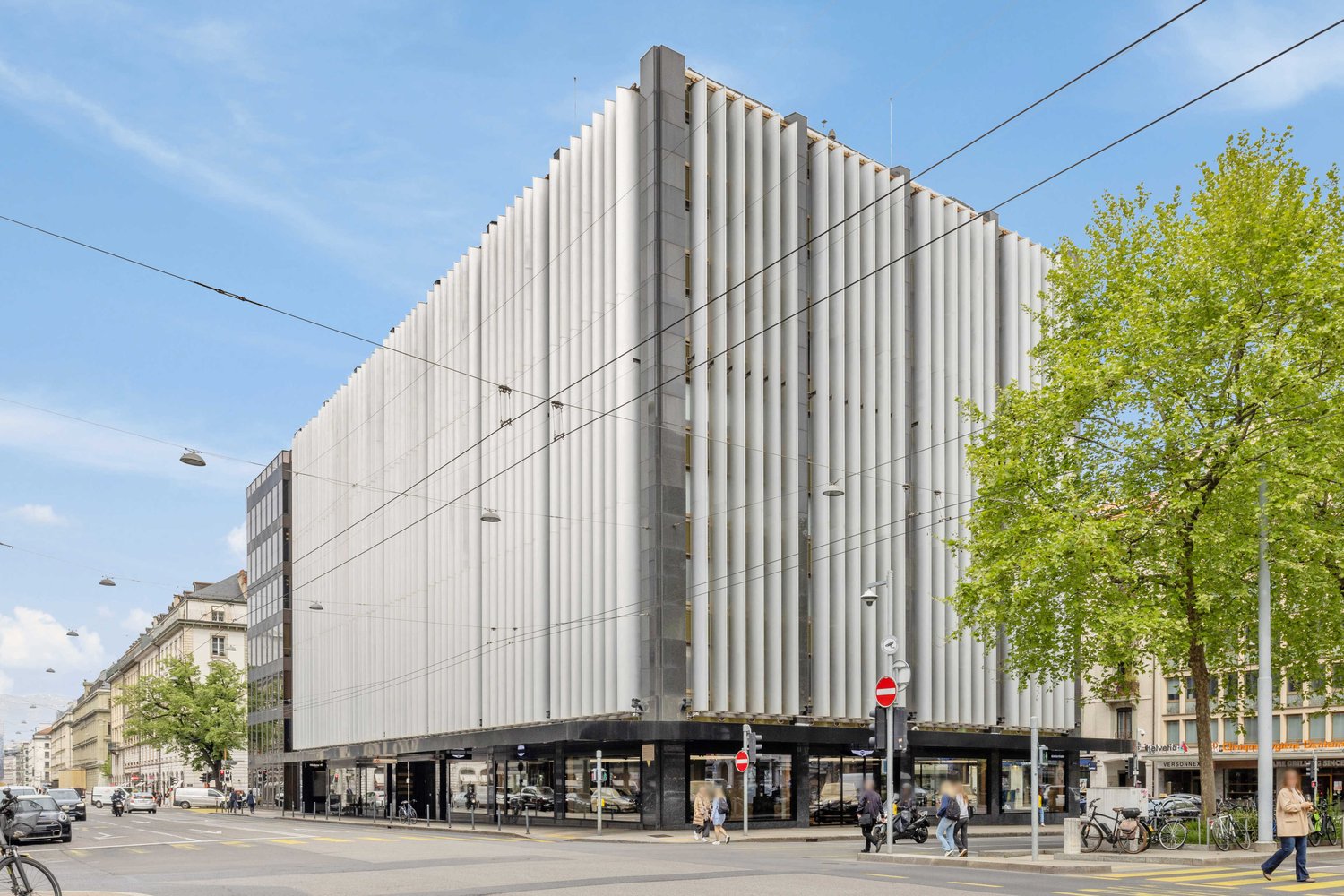 Boutique de 800m², photo 1 sur 3