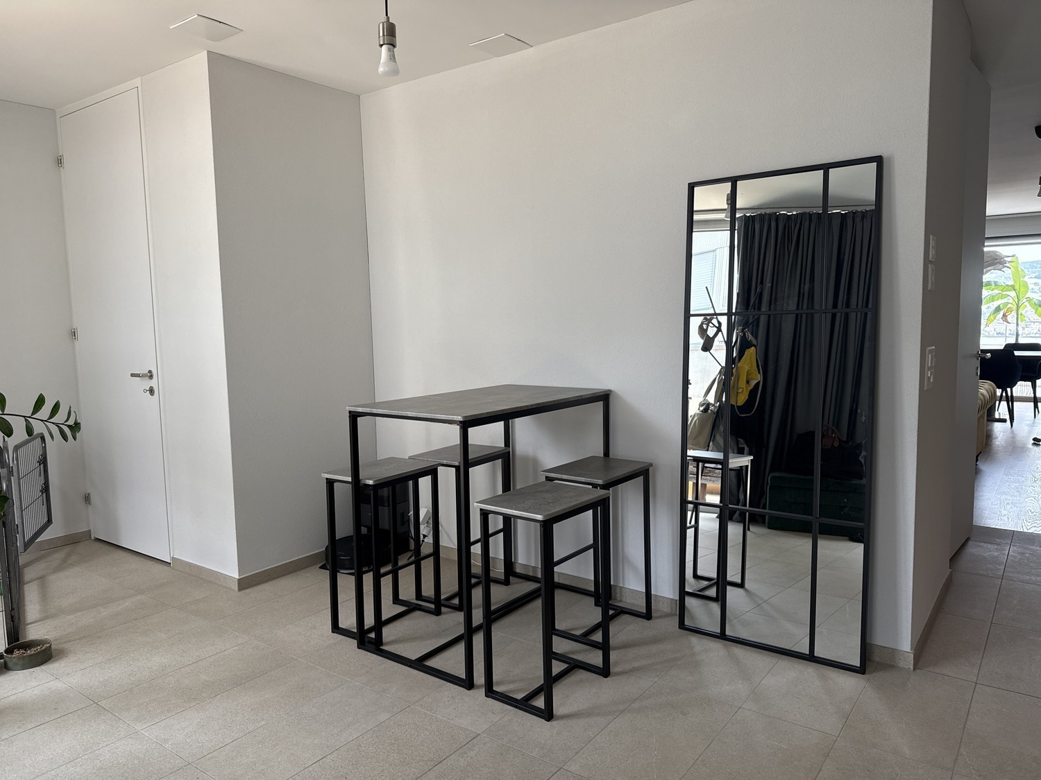 Appartement de 2 ½ pièces

Disponible pour trois mois avec des dates d'entrée et de sortie flexibles. Animaux acceptés.