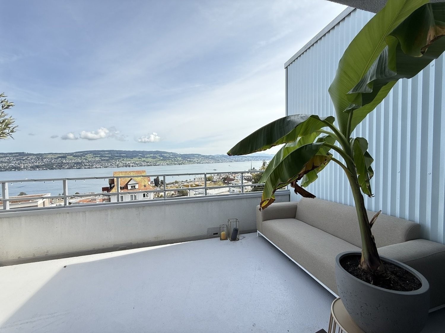 Appartement de 2 ½ pièces

Disponible pour trois mois avec des dates d'entrée et de sortie flexibles. Animaux acceptés.