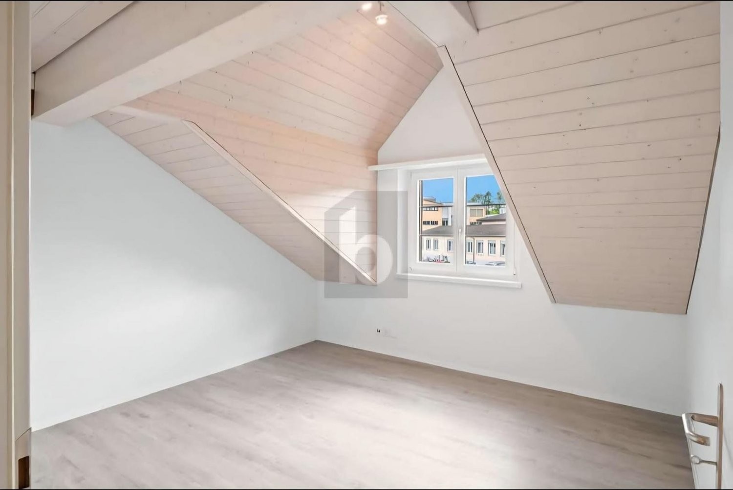 3 ½ rooms roof flat, Foto 1 von 4