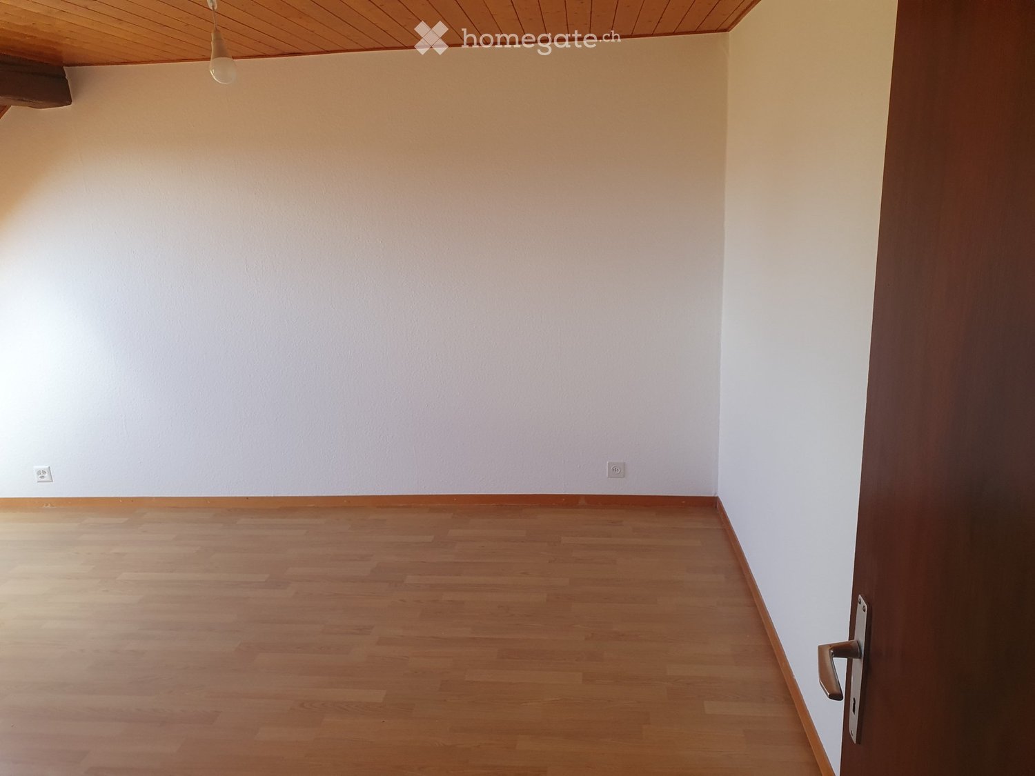 4 ½ Zimmer-Wohnung
4 ½ Zimmer-Wohnung an der Grand'Rue 30A in 1083 Mézières. 130 M2, voll ausgestattete Wohnküche, zahlreiche Einbauschränke, Kamin im Wohnzimmer. 2. und oberstes Stockwerk, 1 Keller, 1 Parkplatz. Gemeinschaftlicher Garten zur Verfügung. Frei ab sofort oder nach Vereinbarung. Fr. 1', Foto 5 von 5