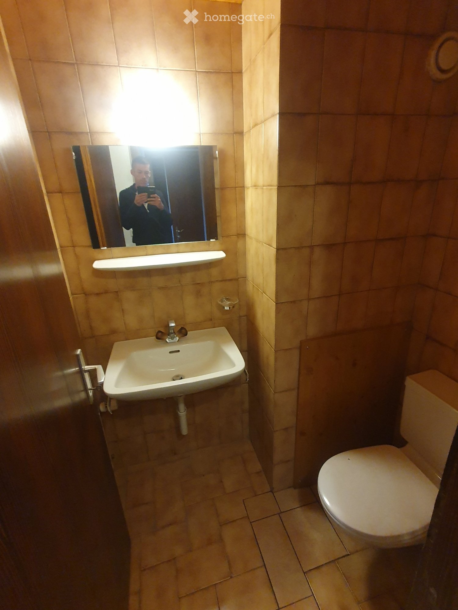 4 ½ Zimmer-Wohnung
4 ½ Zimmer-Wohnung an der Grand'Rue 30A in 1083 Mézières. 130 M2, voll ausgestattete Wohnküche, zahlreiche Einbauschränke, Kamin im Wohnzimmer. 2. und oberstes Stockwerk, 1 Keller, 1 Parkplatz. Gemeinschaftlicher Garten zur Verfügung. Frei ab sofort oder nach Vereinbarung. Fr. 1', Foto 4 von 5