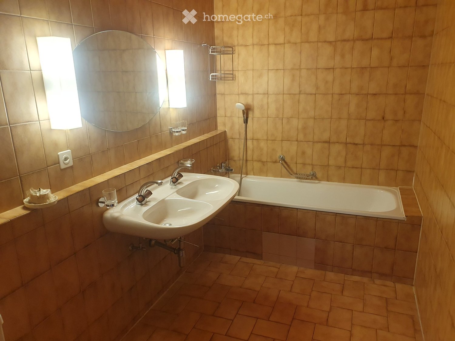 4 ½ Zimmer-Wohnung
4 ½ Zimmer-Wohnung an der Grand'Rue 30A in 1083 Mézières. 130 M2, voll ausgestattete Wohnküche, zahlreiche Einbauschränke, Kamin im Wohnzimmer. 2. und oberstes Stockwerk, 1 Keller, 1 Parkplatz. Gemeinschaftlicher Garten zur Verfügung. Frei ab sofort oder nach Vereinbarung. Fr. 1', Foto 3 von 5