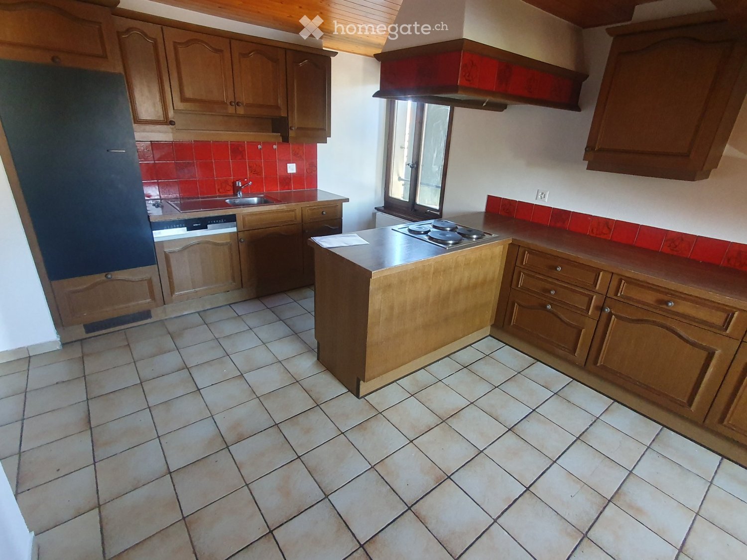 4 ½ Zimmer-Wohnung
4 ½ Zimmer-Wohnung an der Grand'Rue 30A in 1083 Mézières. 130 M2, voll ausgestattete Wohnküche, zahlreiche Einbauschränke, Kamin im Wohnzimmer. 2. und oberstes Stockwerk, 1 Keller, 1 Parkplatz. Gemeinschaftlicher Garten zur Verfügung. Frei ab sofort oder nach Vereinbarung. Fr. 1', Foto 1 von 5