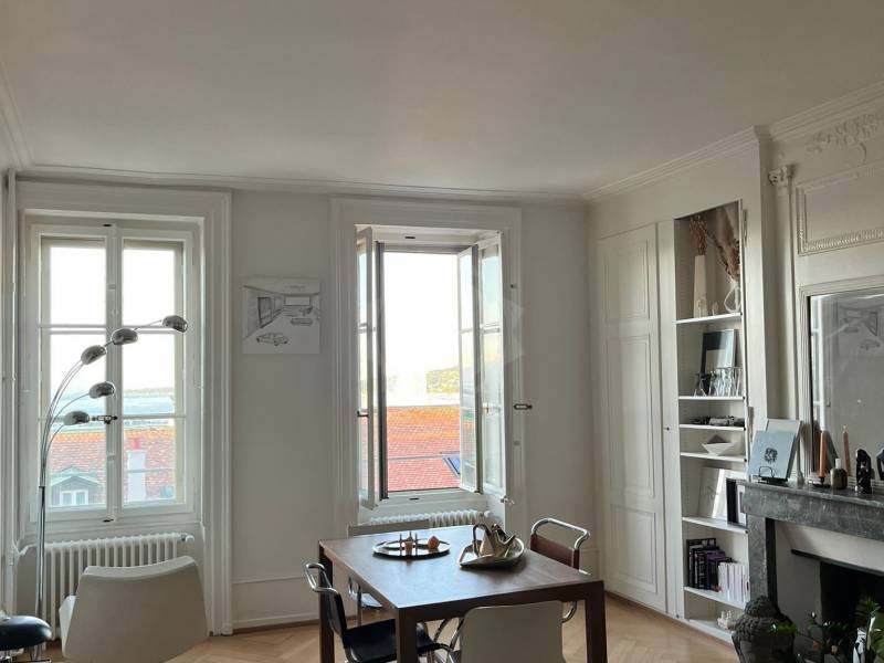 3 ½ Zimmer Wohnung
3.5-Zimmer-Wohnung bestehend aus:
Eingangshalle, Einbauküche und ausgestattet (Dunstabzug, Backofen, Kühlschrank, 4 Glaskeramikkochfelder), Wohnzimmer mit dekorativem Kamin, ein Schlafzimmer, Badezimmer, separate WC.
Miete CHF 3'000.00 + CHF 250.00 Heiz-/Warmwasserpauschale.
- , Foto 4 von 10
