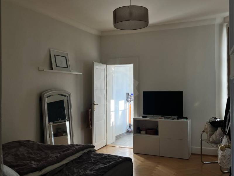 3 ½ Zimmer Wohnung
3.5-Zimmer-Wohnung bestehend aus:
Eingangshalle, Einbauküche und ausgestattet (Dunstabzug, Backofen, Kühlschrank, 4 Glaskeramikkochfelder), Wohnzimmer mit dekorativem Kamin, ein Schlafzimmer, Badezimmer, separate WC.
Miete CHF 3'000.00 + CHF 250.00 Heiz-/Warmwasserpauschale.
- , Foto 9 von 10