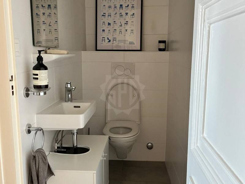 3 ½ Zimmer Wohnung
3.5-Zimmer-Wohnung bestehend aus:
Eingangshalle, Einbauküche und ausgestattet (Dunstabzug, Backofen, Kühlschrank, 4 Glaskeramikkochfelder), Wohnzimmer mit dekorativem Kamin, ein Schlafzimmer, Badezimmer, separate WC.
Miete CHF 3'000.00 + CHF 250.00 Heiz-/Warmwasserpauschale.
- , Foto 10 von 10