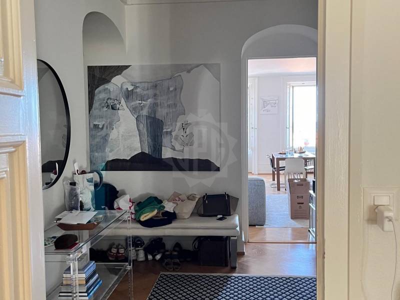 3 ½ Zimmer Wohnung
3.5-Zimmer-Wohnung bestehend aus:
Eingangshalle, Einbauküche und ausgestattet (Dunstabzug, Backofen, Kühlschrank, 4 Glaskeramikkochfelder), Wohnzimmer mit dekorativem Kamin, ein Schlafzimmer, Badezimmer, separate WC.
Miete CHF 3'000.00 + CHF 250.00 Heiz-/Warmwasserpauschale.
- , Foto 8 von 10