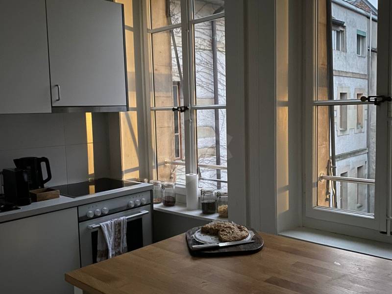 3 ½ Zimmer Wohnung
3.5-Zimmer-Wohnung bestehend aus:
Eingangshalle, Einbauküche und ausgestattet (Dunstabzug, Backofen, Kühlschrank, 4 Glaskeramikkochfelder), Wohnzimmer mit dekorativem Kamin, ein Schlafzimmer, Badezimmer, separate WC.
Miete CHF 3'000.00 + CHF 250.00 Heiz-/Warmwasserpauschale.
- , Foto 5 von 10