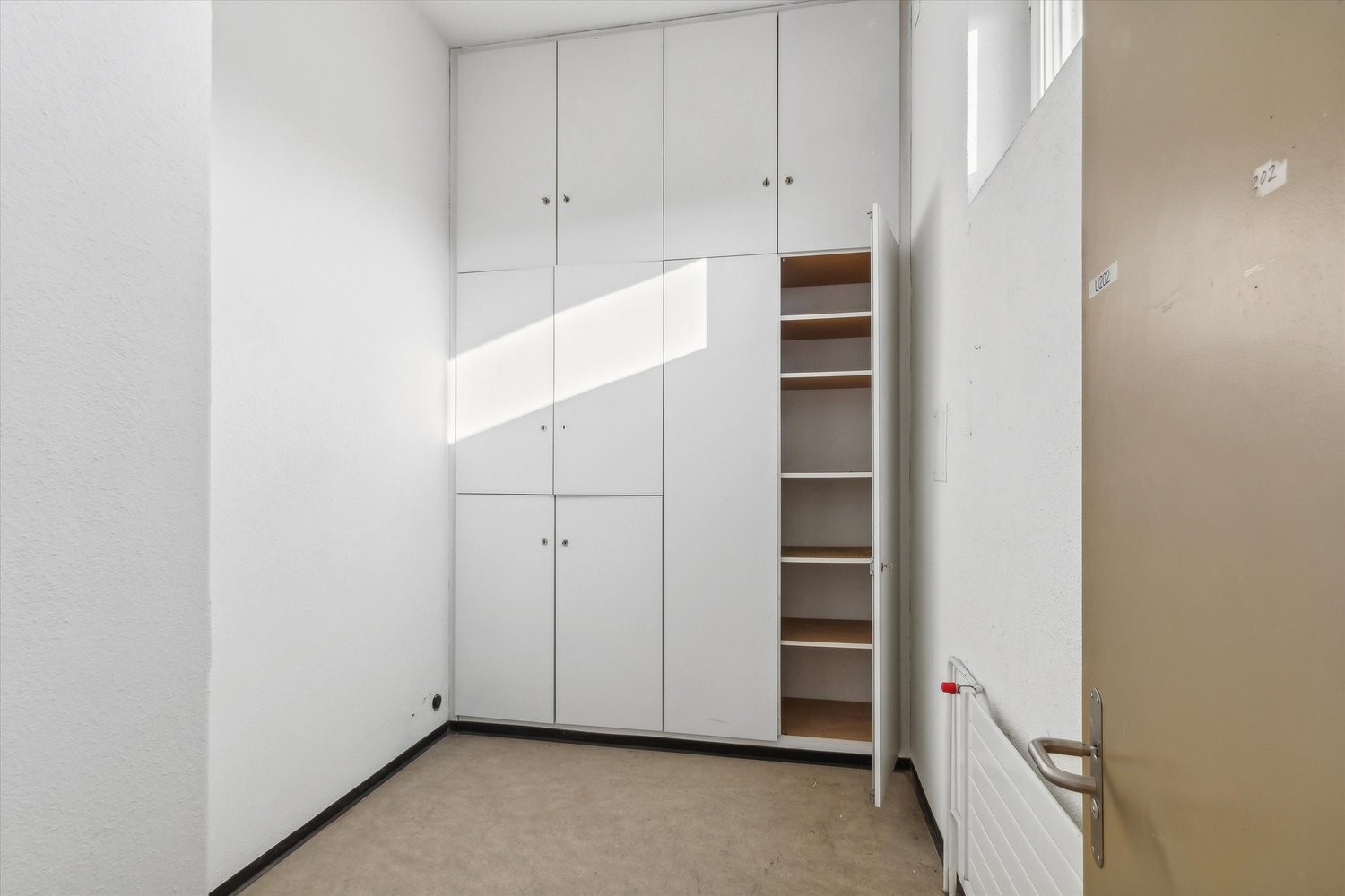 619m² office