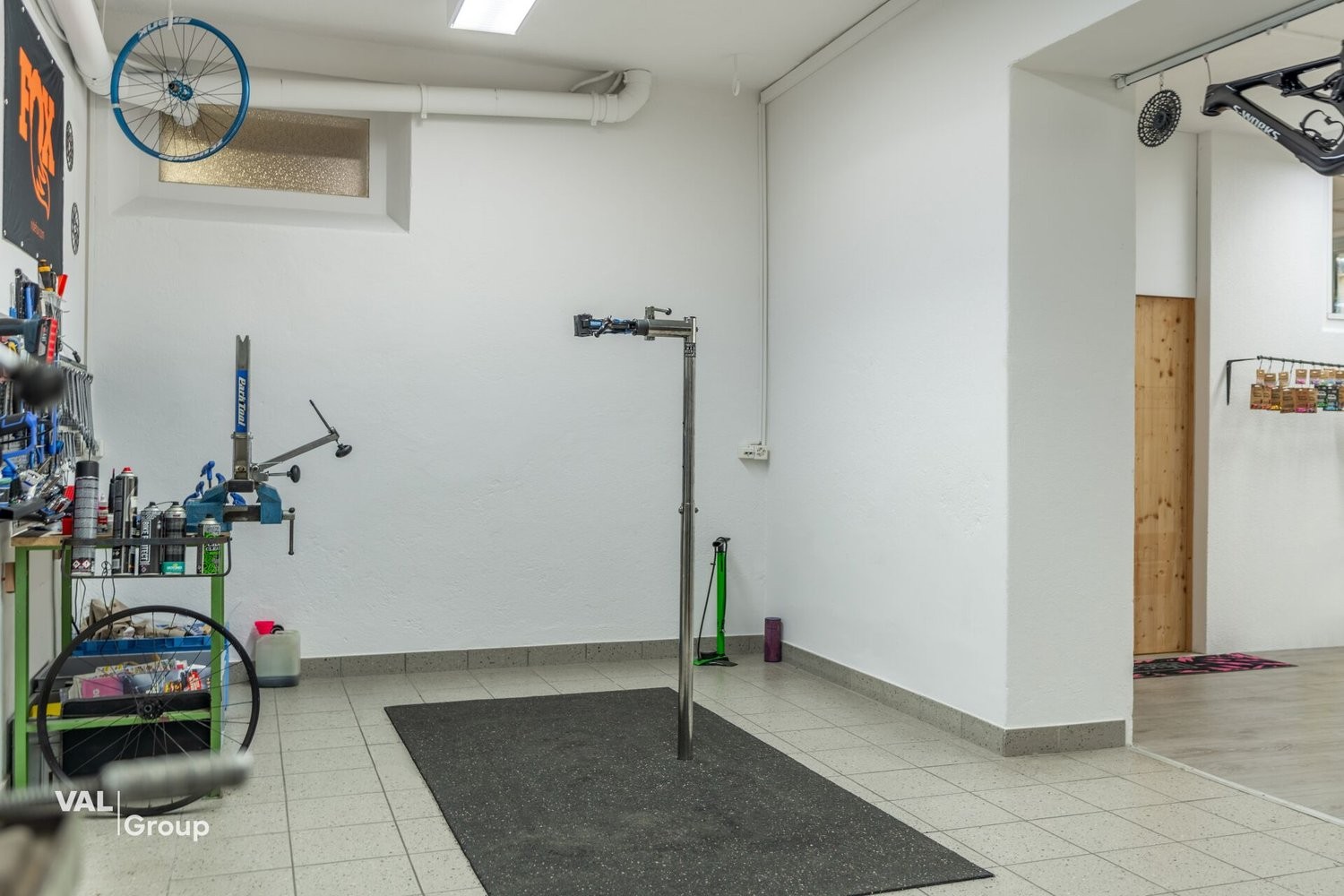 136m² commercial