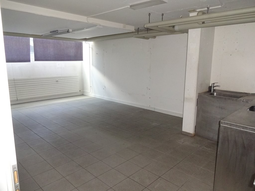 160m² storage room