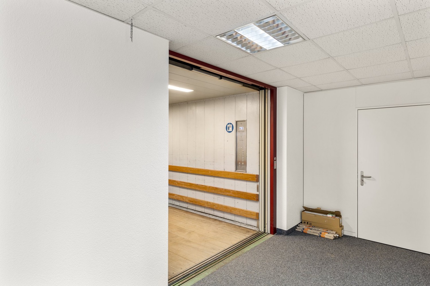 576m² office