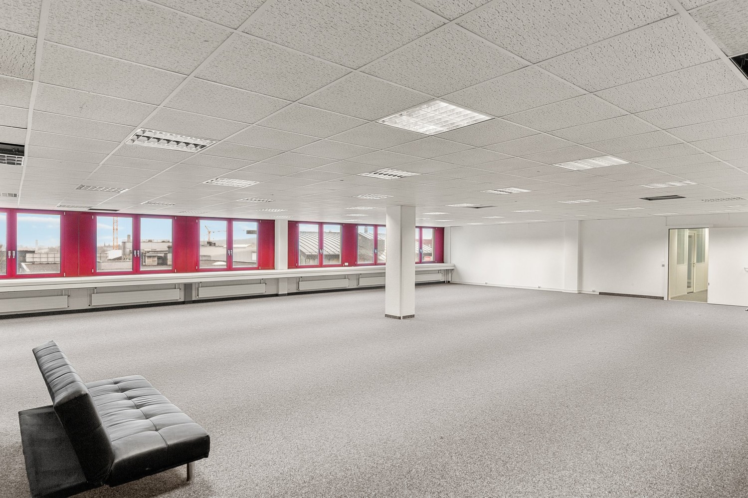 576m² office