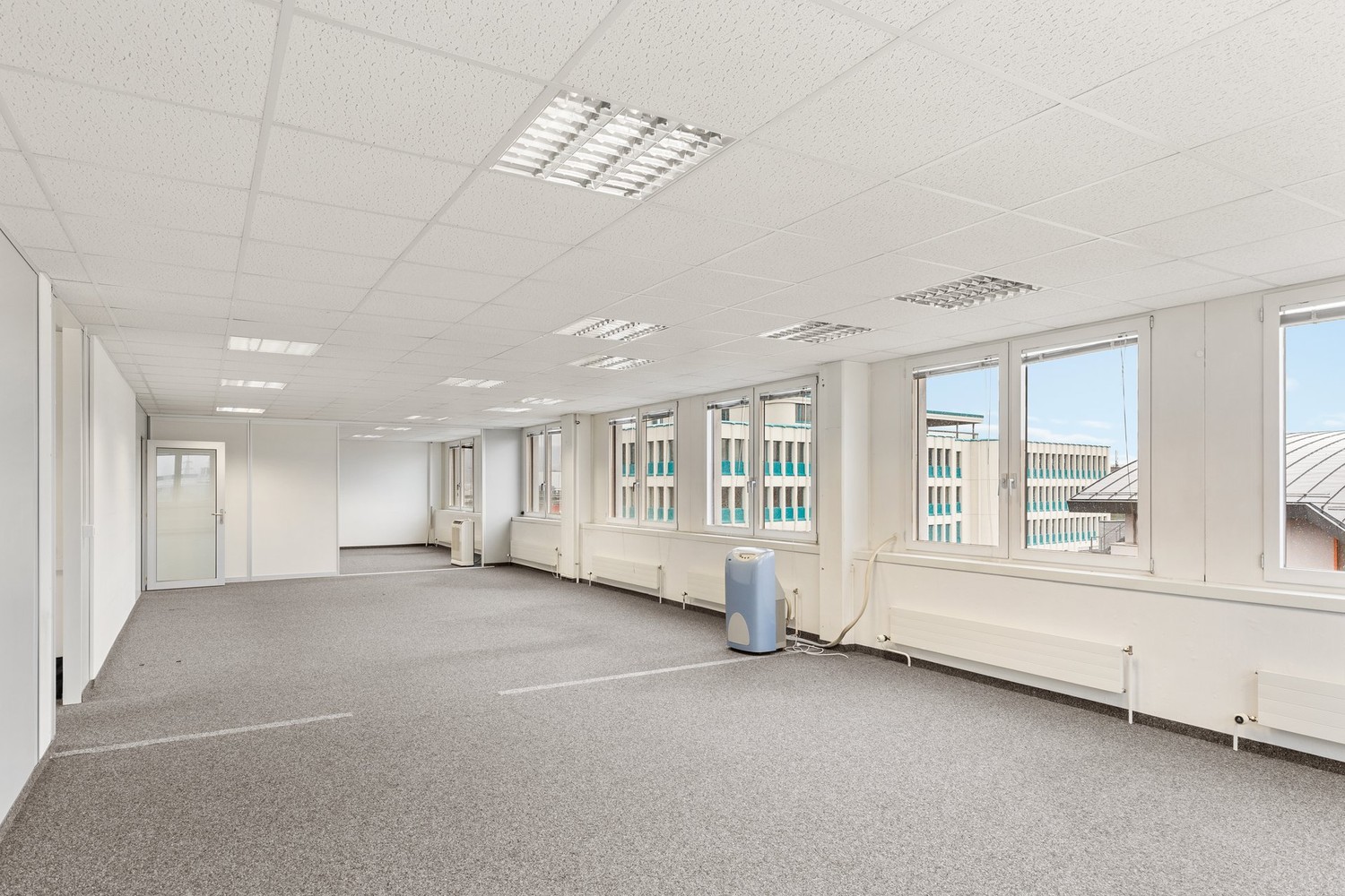 576m² office