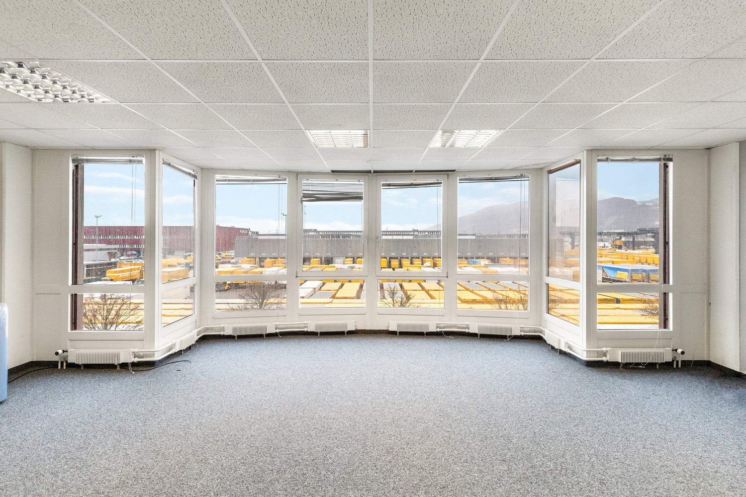 576m² office