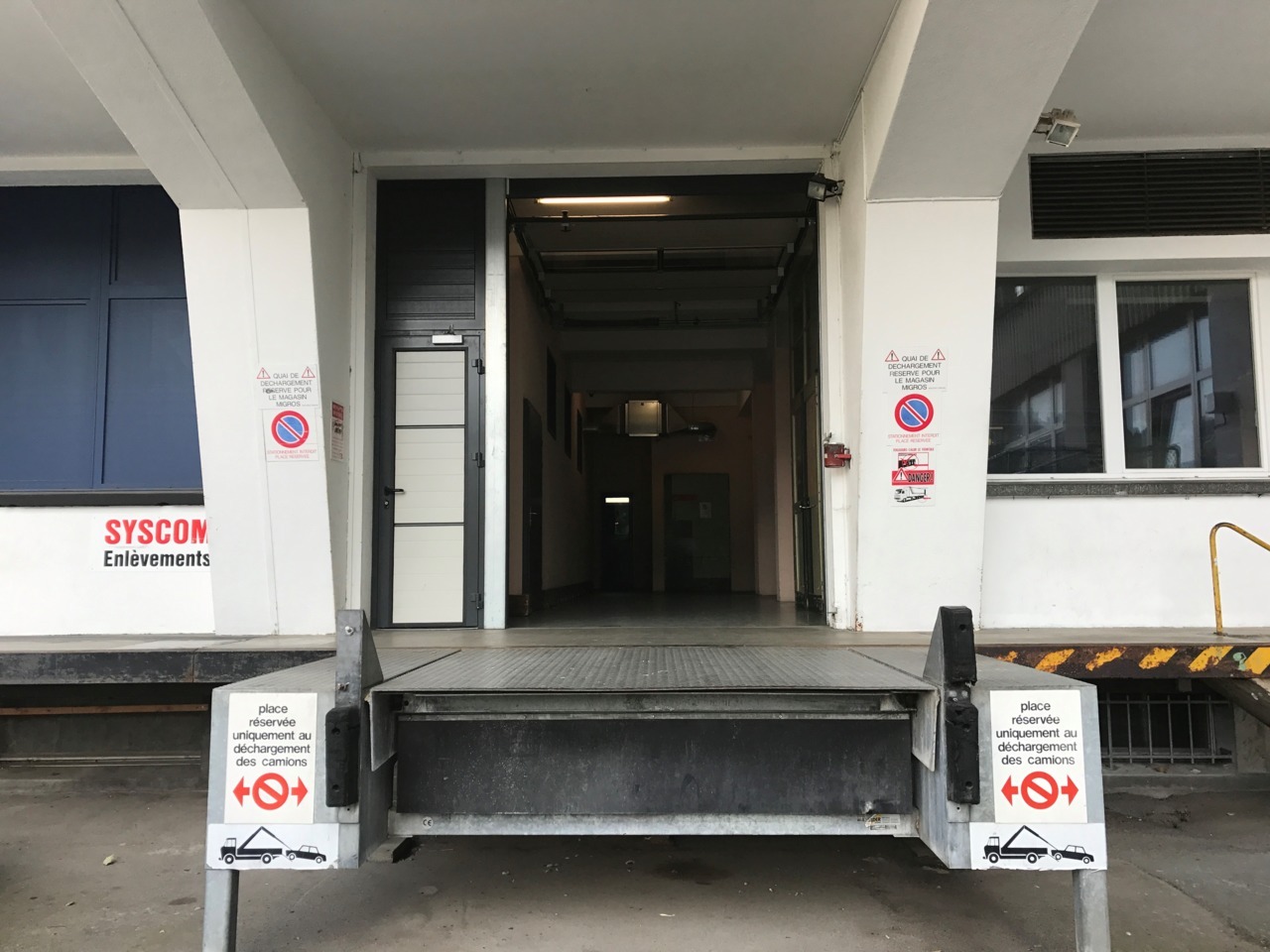 77m² commercial