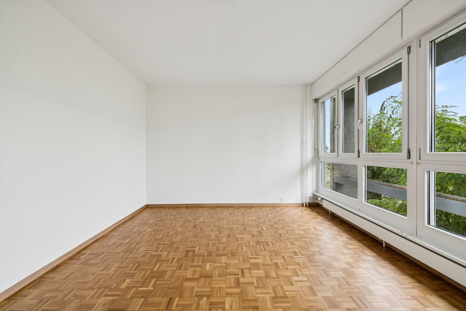 4-Zimmer-Wohnung

4-Zimmer-Wohnung wie folgt zusammengesetzt:

Ein Entrée mit Einbauschrank;
Eine geschlossene, eingerichtete und ausgestattete Küche (Kühlschrank/Gefrierfach, Herd/Backofen, Geschirrspüler und Stauräume);
Ein Esszimmer mit integrierten Stauräumen mit Zugang zum Wohnzimmer;
Ein helle, Foto 7 von 10