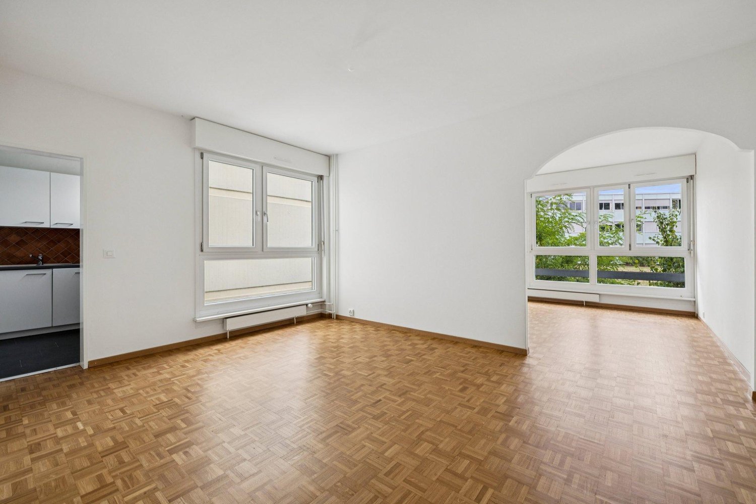4-Zimmer-Wohnung

4-Zimmer-Wohnung wie folgt zusammengesetzt:

Ein Entrée mit Einbauschrank;
Eine geschlossene, eingerichtete und ausgestattete Küche (Kühlschrank/Gefrierfach, Herd/Backofen, Geschirrspüler und Stauräume);
Ein Esszimmer mit integrierten Stauräumen mit Zugang zum Wohnzimmer;
Ein helle, Foto 1 von 10