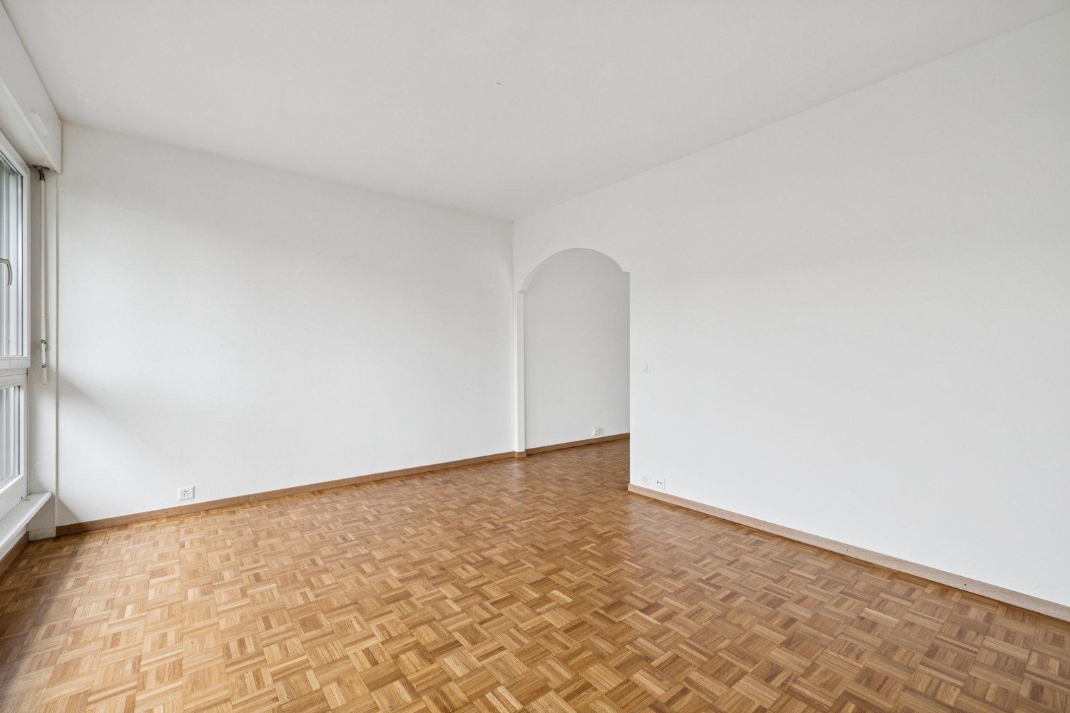 4-Zimmer-Wohnung

4-Zimmer-Wohnung wie folgt zusammengesetzt:

Ein Entrée mit Einbauschrank;
Eine geschlossene, eingerichtete und ausgestattete Küche (Kühlschrank/Gefrierfach, Herd/Backofen, Geschirrspüler und Stauräume);
Ein Esszimmer mit integrierten Stauräumen mit Zugang zum Wohnzimmer;
Ein helle, Foto 9 von 10