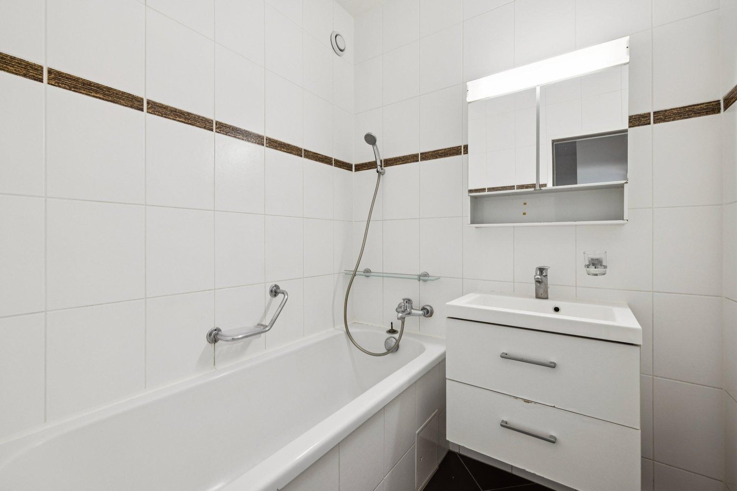 4-Zimmer-Wohnung

4-Zimmer-Wohnung wie folgt zusammengesetzt:

Ein Entrée mit Einbauschrank;
Eine geschlossene, eingerichtete und ausgestattete Küche (Kühlschrank/Gefrierfach, Herd/Backofen, Geschirrspüler und Stauräume);
Ein Esszimmer mit integrierten Stauräumen mit Zugang zum Wohnzimmer;
Ein helle, Foto 6 von 10