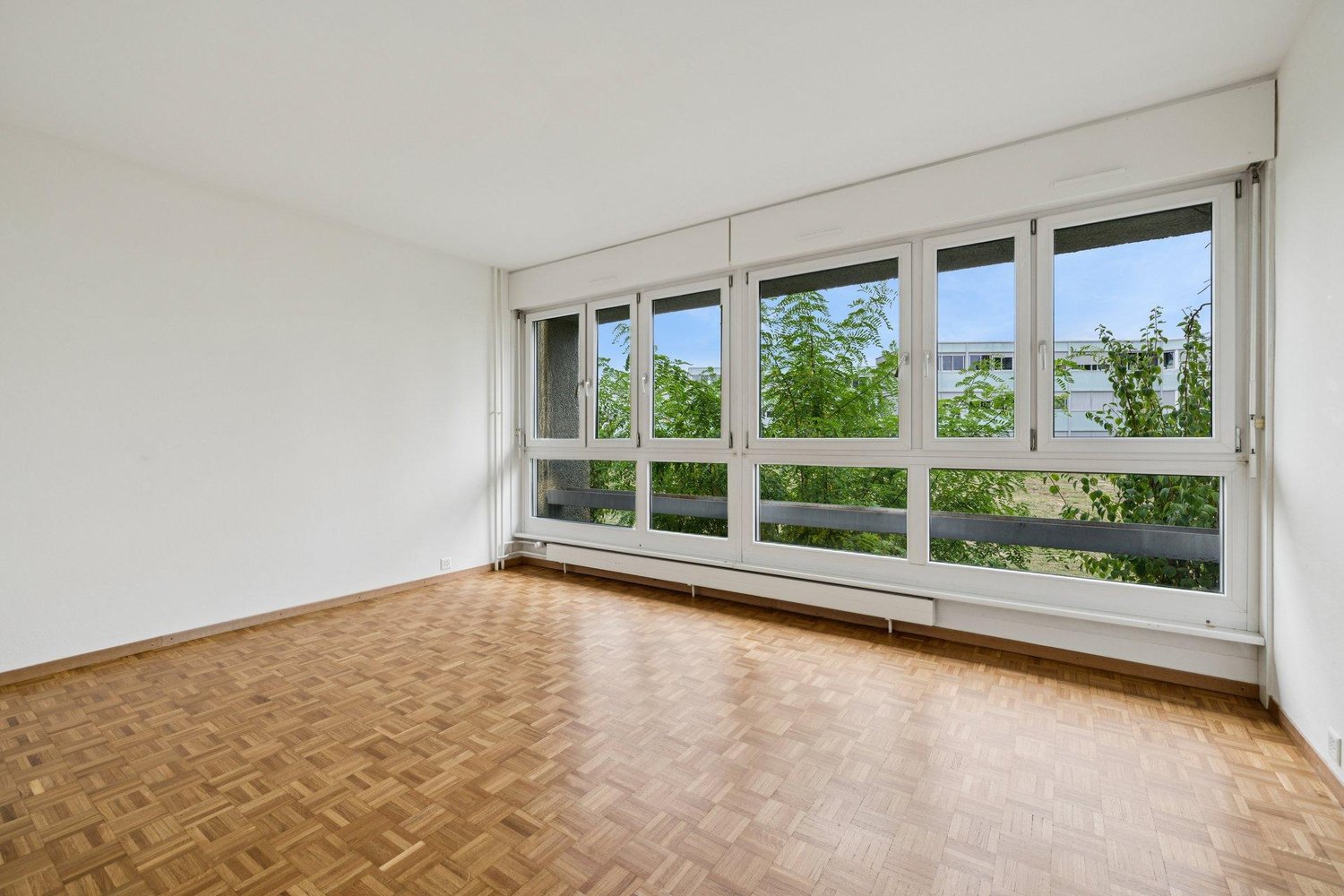 4-Zimmer-Wohnung

4-Zimmer-Wohnung wie folgt zusammengesetzt:

Ein Entrée mit Einbauschrank;
Eine geschlossene, eingerichtete und ausgestattete Küche (Kühlschrank/Gefrierfach, Herd/Backofen, Geschirrspüler und Stauräume);
Ein Esszimmer mit integrierten Stauräumen mit Zugang zum Wohnzimmer;
Ein helle, Foto 2 von 10