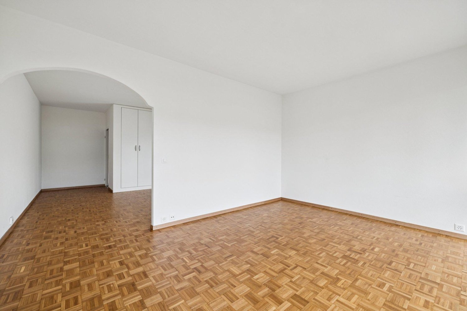 4-Zimmer-Wohnung

4-Zimmer-Wohnung wie folgt zusammengesetzt:

Ein Entrée mit Einbauschrank;
Eine geschlossene, eingerichtete und ausgestattete Küche (Kühlschrank/Gefrierfach, Herd/Backofen, Geschirrspüler und Stauräume);
Ein Esszimmer mit integrierten Stauräumen mit Zugang zum Wohnzimmer;
Ein helle, Foto 5 von 10
