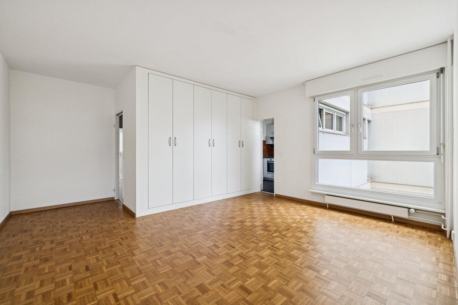 4-Zimmer-Wohnung

4-Zimmer-Wohnung wie folgt zusammengesetzt:

Ein Entrée mit Einbauschrank;
Eine geschlossene, eingerichtete und ausgestattete Küche (Kühlschrank/Gefrierfach, Herd/Backofen, Geschirrspüler und Stauräume);
Ein Esszimmer mit integrierten Stauräumen mit Zugang zum Wohnzimmer;
Ein helle, Foto 3 von 10