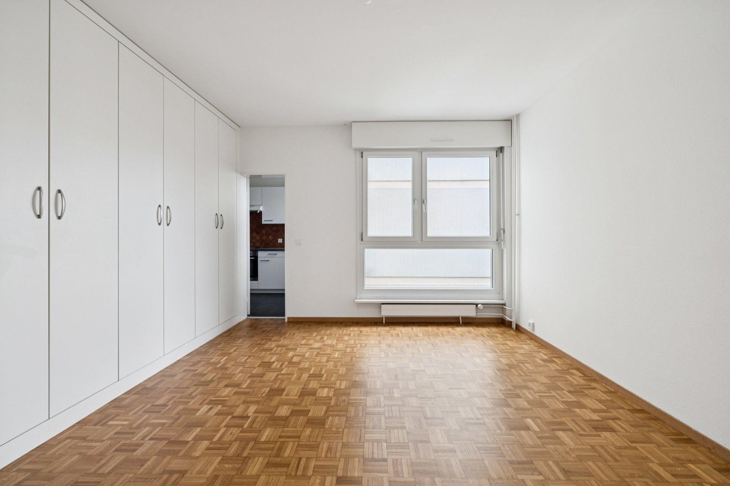 4-Zimmer-Wohnung

4-Zimmer-Wohnung wie folgt zusammengesetzt:

Ein Entrée mit Einbauschrank;
Eine geschlossene, eingerichtete und ausgestattete Küche (Kühlschrank/Gefrierfach, Herd/Backofen, Geschirrspüler und Stauräume);
Ein Esszimmer mit integrierten Stauräumen mit Zugang zum Wohnzimmer;
Ein helle, Foto 4 von 10