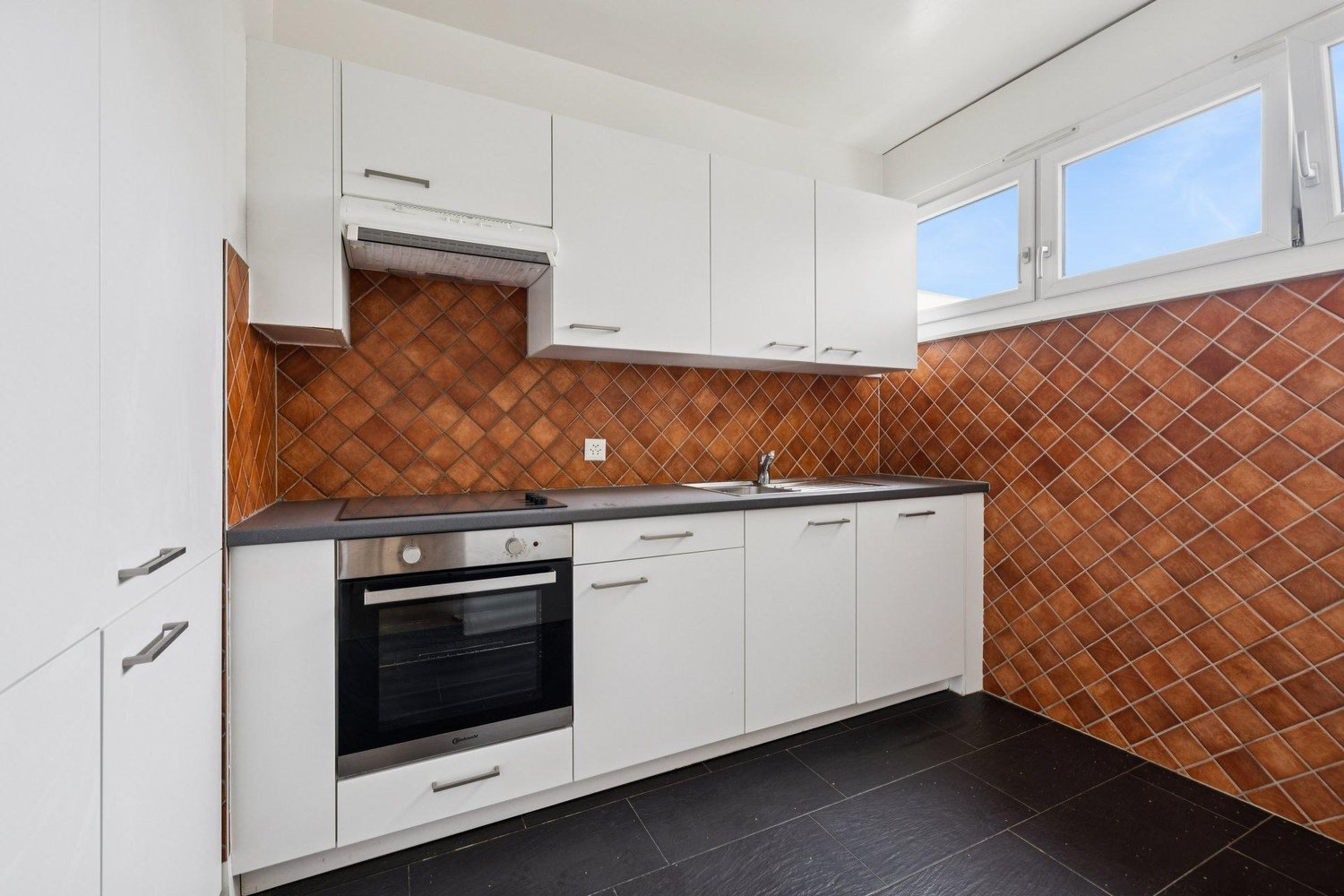 4-Zimmer-Wohnung

4-Zimmer-Wohnung wie folgt zusammengesetzt:

Ein Entrée mit Einbauschrank;
Eine geschlossene, eingerichtete und ausgestattete Küche (Kühlschrank/Gefrierfach, Herd/Backofen, Geschirrspüler und Stauräume);
Ein Esszimmer mit integrierten Stauräumen mit Zugang zum Wohnzimmer;
Ein helle, Foto 10 von 10