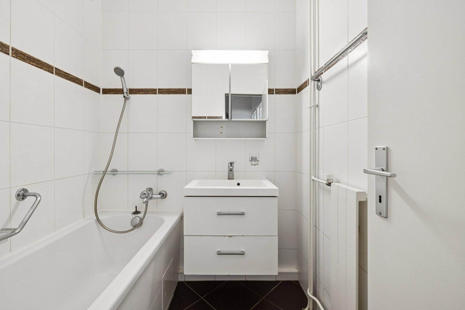 4-Zimmer-Wohnung

4-Zimmer-Wohnung wie folgt zusammengesetzt:

Ein Entrée mit Einbauschrank;
Eine geschlossene, eingerichtete und ausgestattete Küche (Kühlschrank/Gefrierfach, Herd/Backofen, Geschirrspüler und Stauräume);
Ein Esszimmer mit integrierten Stauräumen mit Zugang zum Wohnzimmer;
Ein helle, Foto 8 von 10